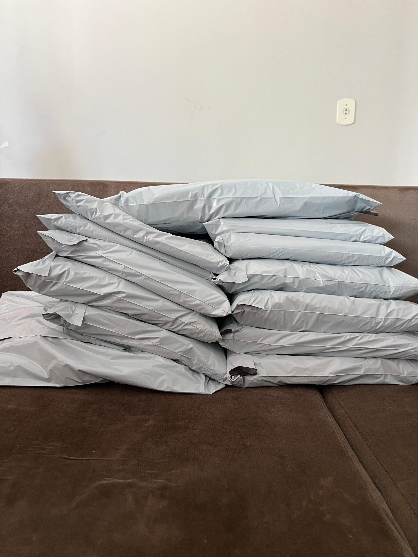 Pedidos da Ettus Jeans embalados e lacrados, prontos para postagem