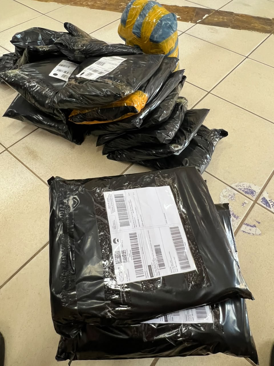 Pacotes de pedidos separados no chão antes da postagem