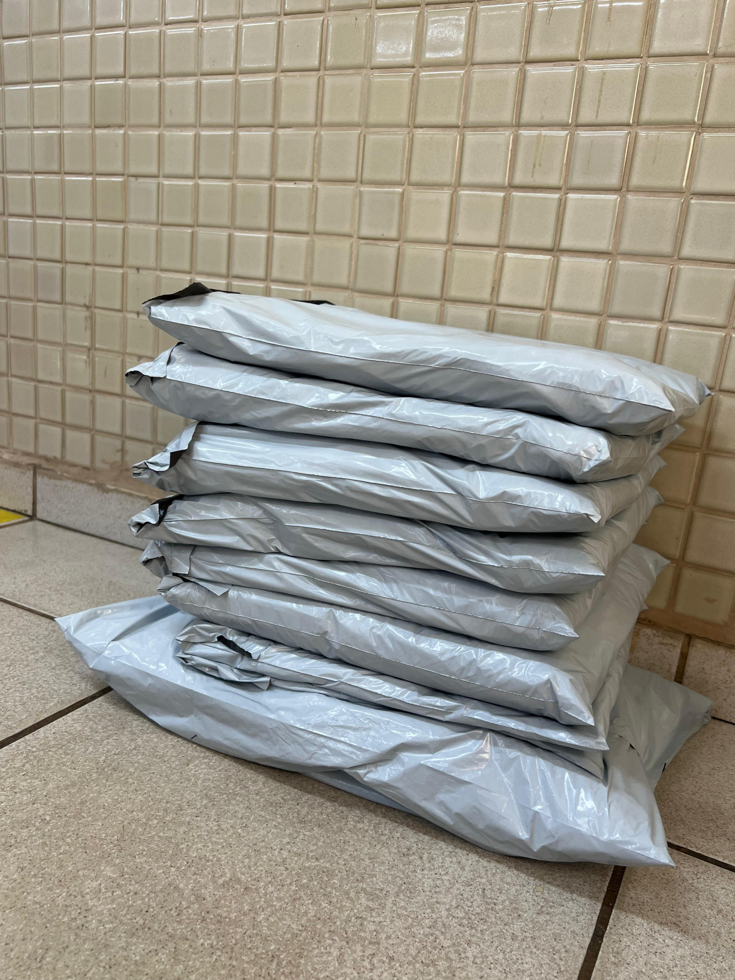 Pilha de sacolas de envio prontas para postagem nos Correios
